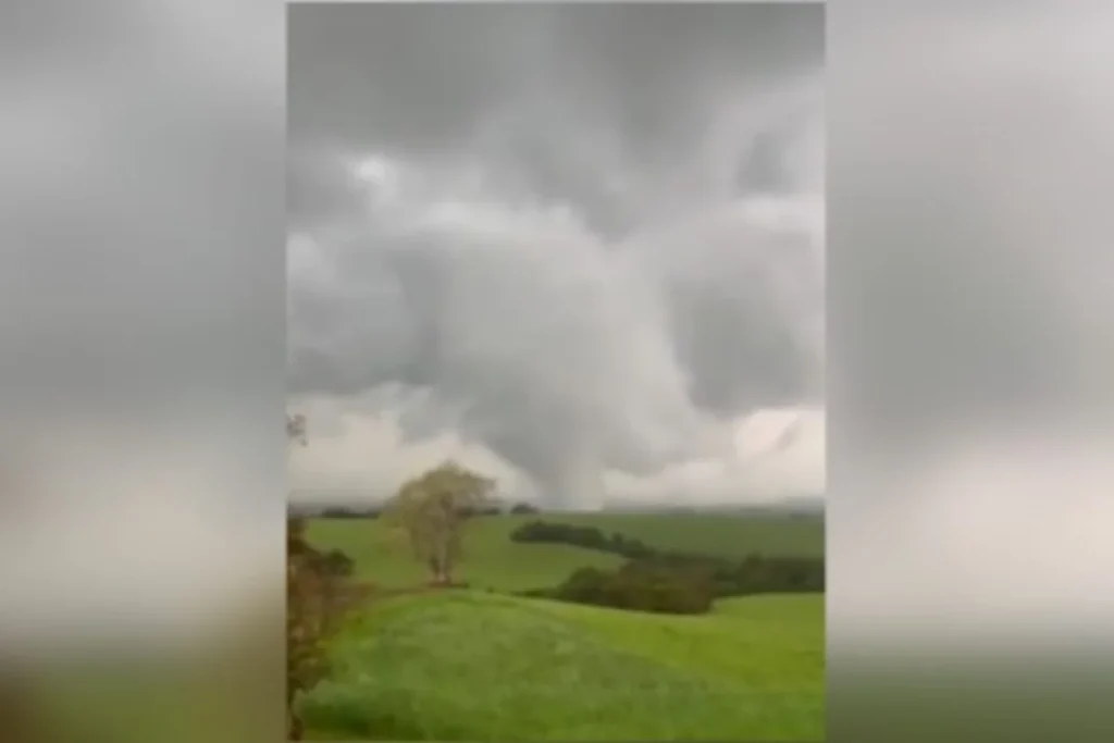 Ciclone-Bomba e Tornado: Pedro Osório, RS, Enfrenta Cenário de Devastação