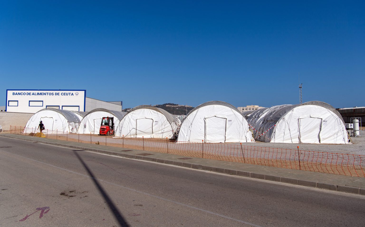 Ceuta: Espanha Transfere Migrantes de Praias para Alojamento Temporário em Meio a Disputas Políticas
