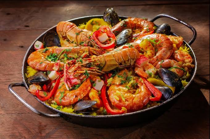 A Arte da Paella em Casa: Cinco Receitas Imperdíveis para Levar a Espanha à Sua Mesa