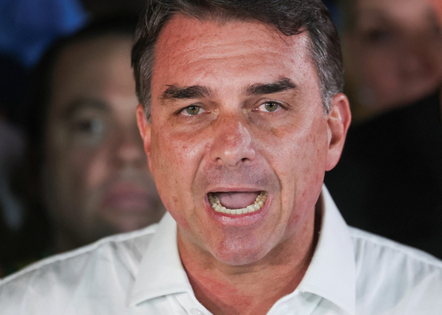 Concessão de Visto a Flávio Bolsonaro pelos EUA Desencadeia Críticas Democráticas e Debate Migratório