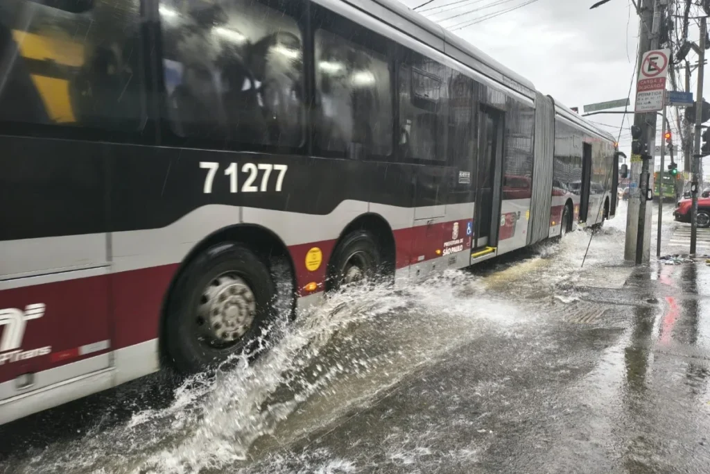 Brasil em Alerta Climático: Temporais Atingem Centro-Oeste Enquanto Nordeste Suporta Calor de 40°C