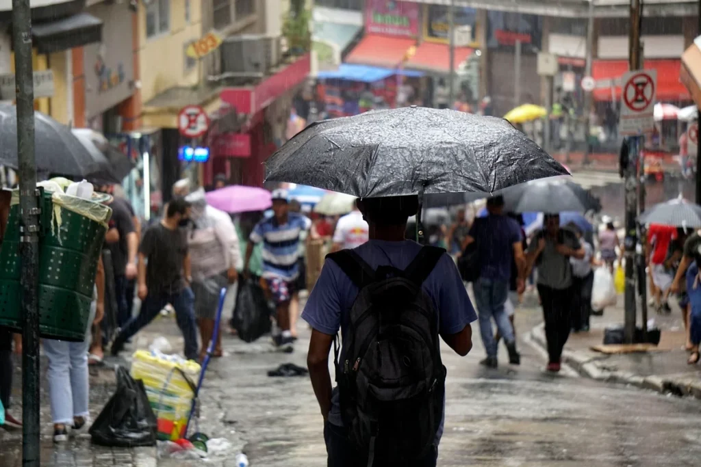 Contraste Climático Marca Domingo de Eleições: Chuvas Intensas no Sul e Ondas de Calor no Norte e Nordeste