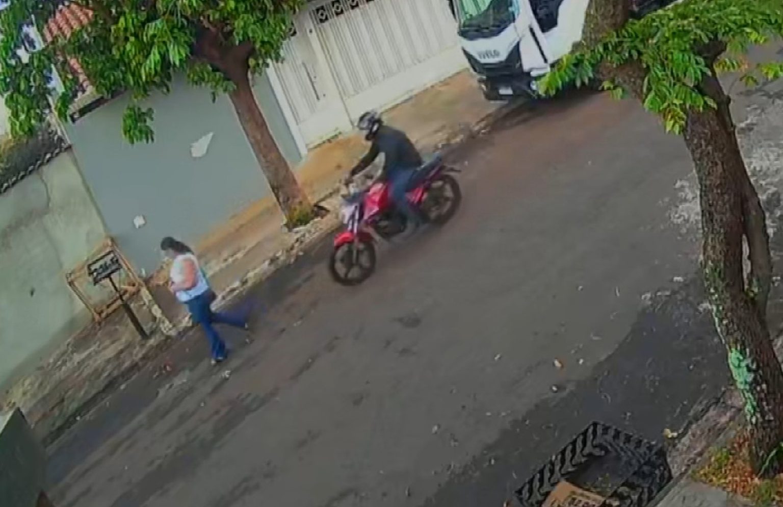 Onda de Roubos em Moto Vermelha Aterroriza Mulheres em Ribeirão Preto, SP